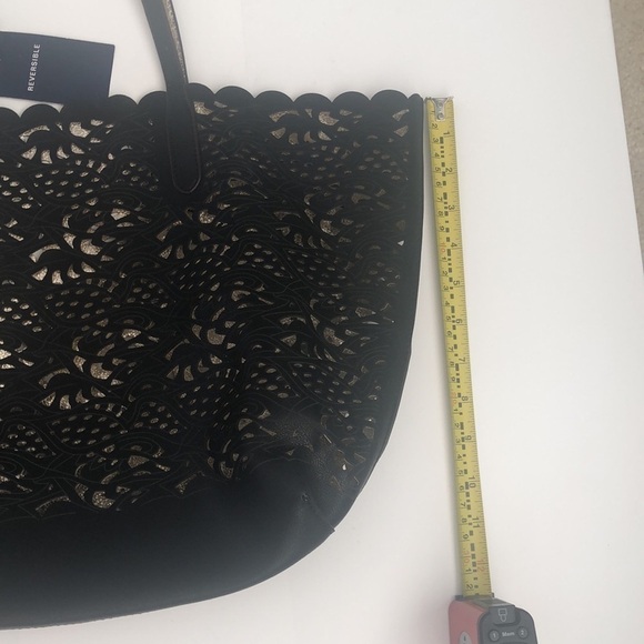NWT Chaps Alivia laser cut reversible over the shoulder bag black & gold light - Picture 4 of 8